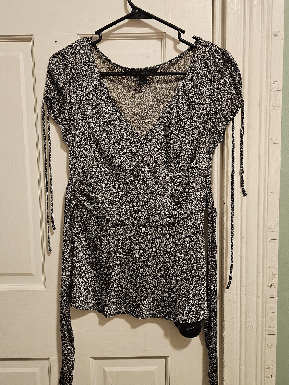 Vintage Express Silk Floral Print Black and White V-Neck Women’s Top